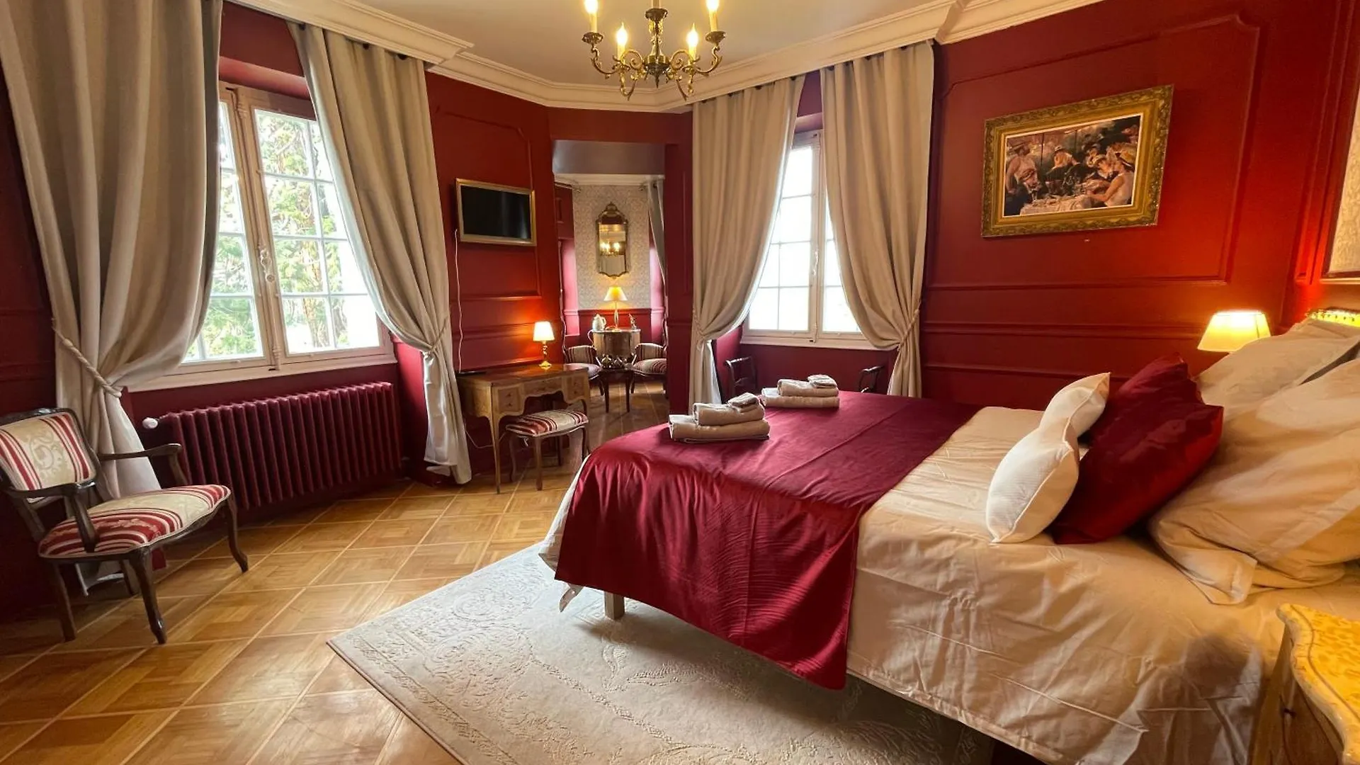 Chateau Philip Saint-Genet-Lerpt Bed & Breakfast