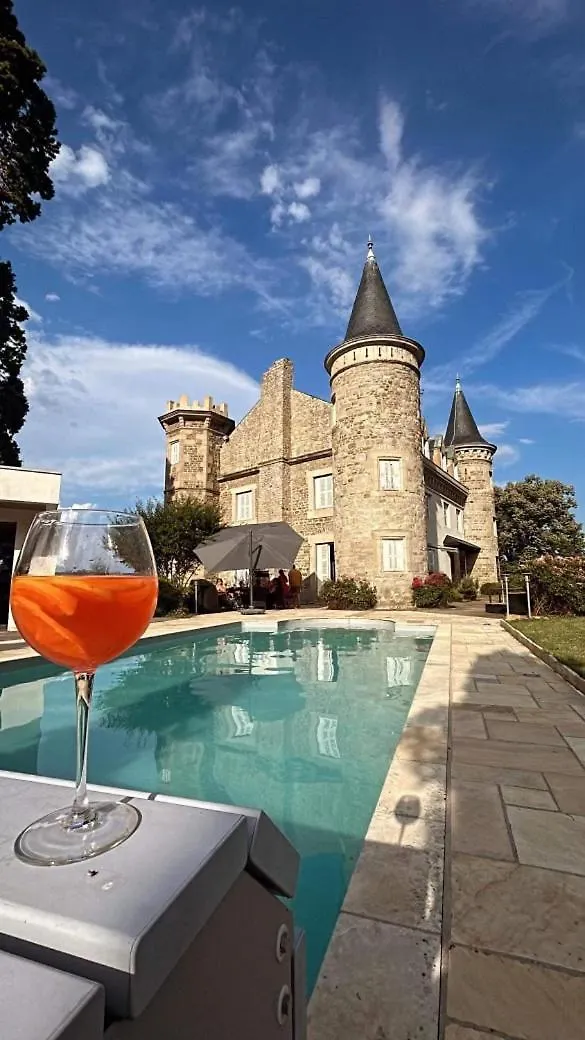 Chateau Philip Saint-Genet-Lerpt Bed & Breakfast