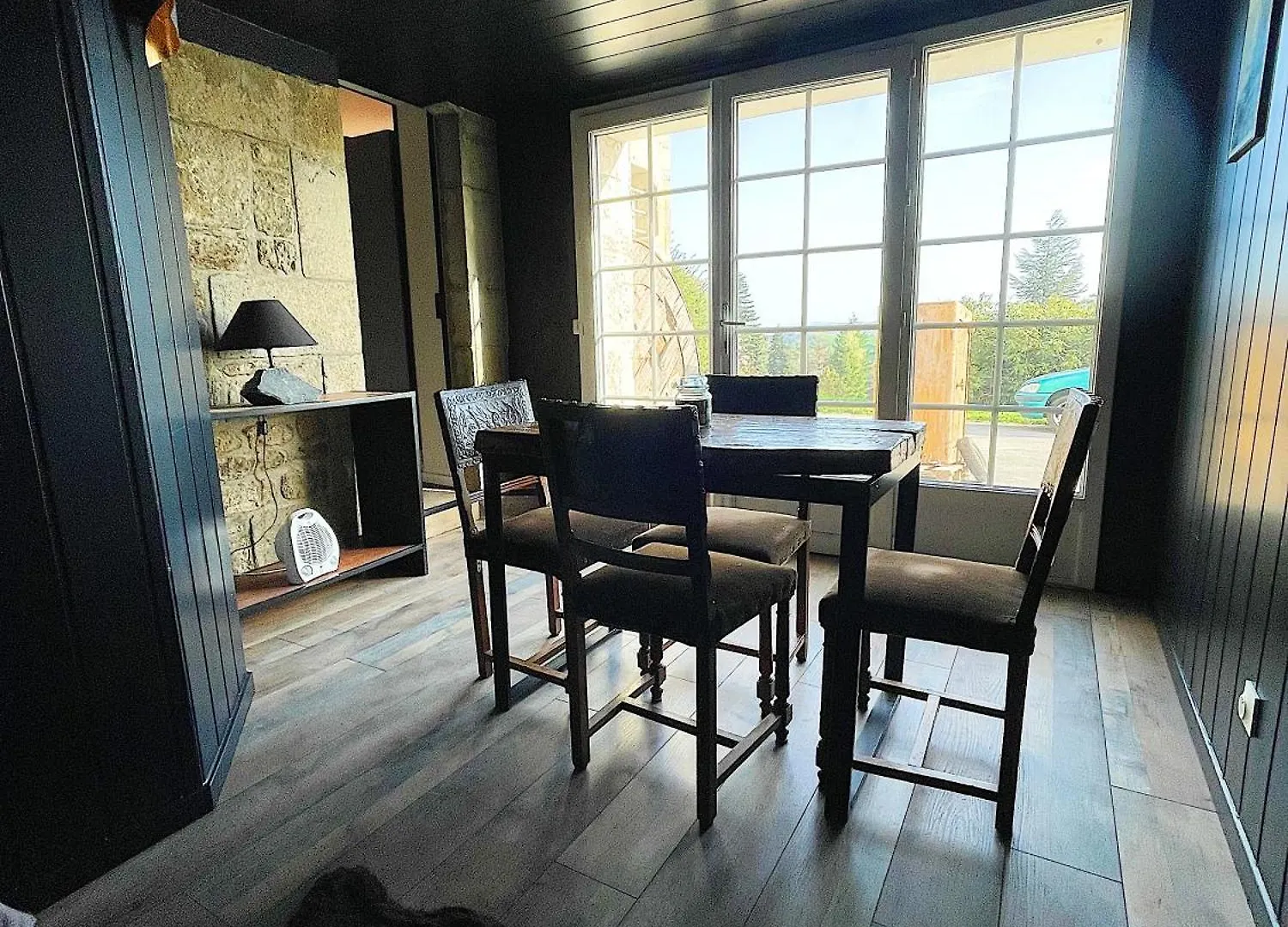 Chateau Philip Saint-Genet-Lerpt Bed & Breakfast