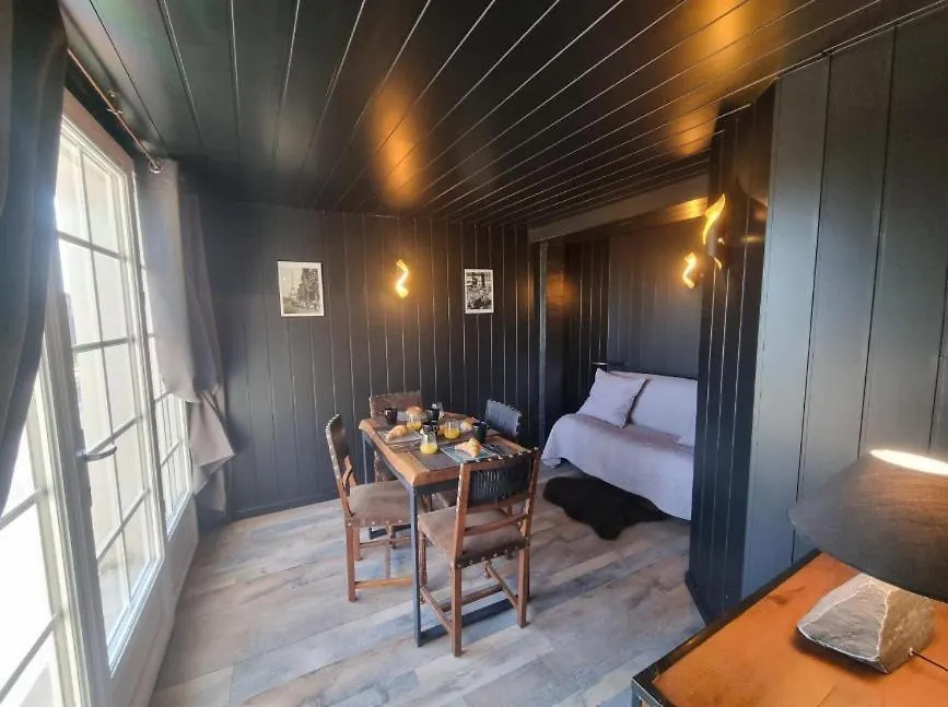 Chateau Philip Saint-Genet-Lerpt Bed & Breakfast