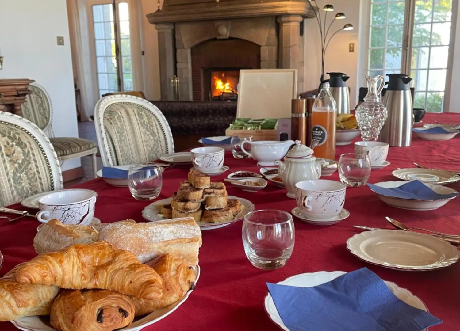 Chateau Philip Saint-Genet-Lerpt Bed & Breakfast