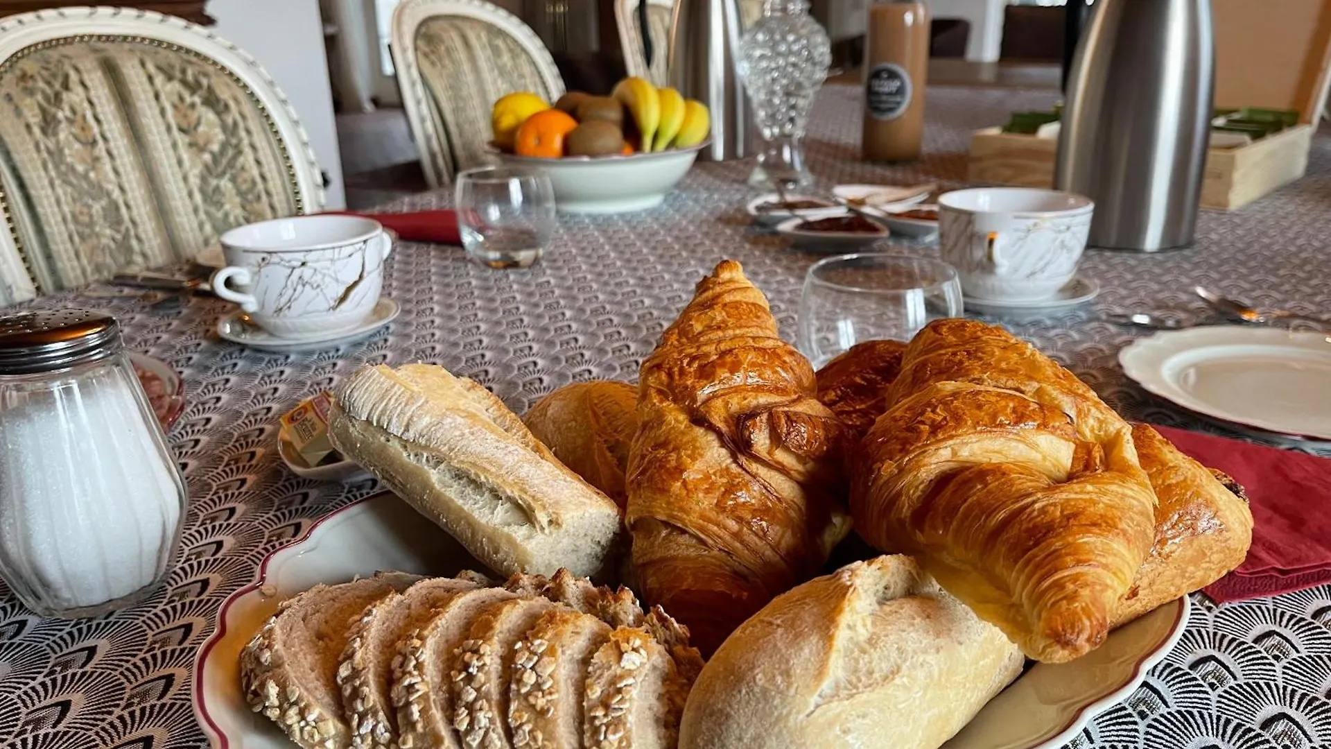 Chateau Philip Saint-Genet-Lerpt Bed & Breakfast